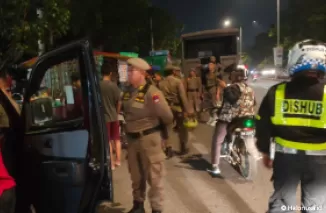 Tim gabungan Satpol PP Padang dan Dishub lakukan penertiban parkir liar di jalan Khatib Sulaiman. (Foto: Istimewa)
