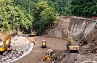 Perbaikan jalan di Lembah Anai Kabupaten Tanah Datar masih berlangsung. (Foto: Istimewa)
