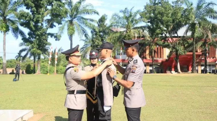 Kapolda Sumbar Irjen Pol Suharyono memasangkan tanda dimulainya Pendidikan Pembentukan Bintara (Diktukba) Polri Gelombang II Tahun Anggaran 2024 di SPN Polda Sumbar, Senin (22/7). (Foto: Polda Sumbar)