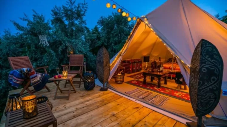 Ilustrasi glamping astetik. (Foto: Istimewa)