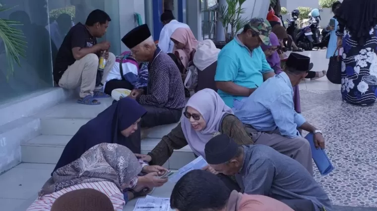 Petani korban erupsi Marapi yang terdata sebagai penerima manfaat bantuan sosial Tahap II mengurus pencarian di Kantor Cabang Bank Nagari Padangpanjang.(Foto: Diskominfo Padang Panjang)