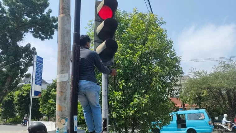 Dishub Kota Padang Tingkatkan Kinerja Lampu Lalu Lintas untuk Kurangi Kecelakaan