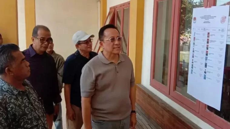 Calon Anggota DPD RI Irman Gusman saat meninjau sejumlah TPS di Padang, kemarin. (Foto: Istimewa)