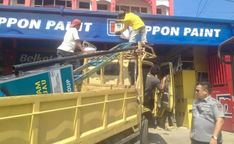 Pembongkaran reklame menunggak pajak di Kota Padang. (Foto: Istimewa)