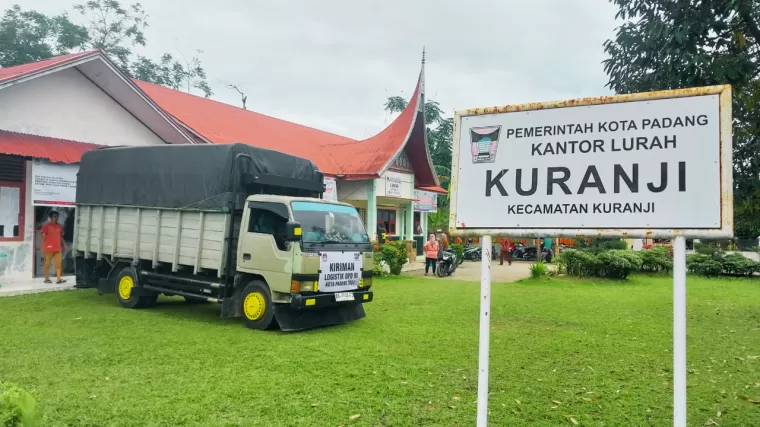 Pendistribusian logistik PSU DPD RI di Kelurahan Kuranji, Kecamatan Kuranji, Kota Padang, Jumat 12 Juli 2024. (Foto: Halonusa.id)