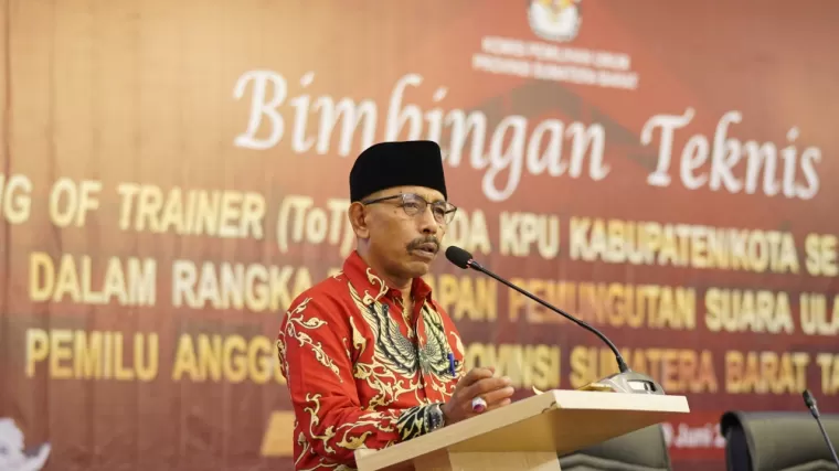 Ketua KPU Sumatera Barat, Surya Efitrimen. (Foto: Humas KPU)