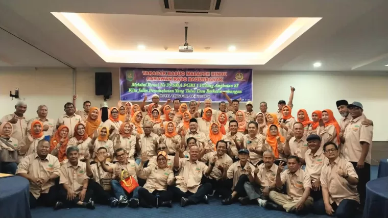 Alumni SMA PGRI 1 Padang angkatan 1985 foto bersama dalam acara Reuni Akbar yang ke-39, Minggu 14 Juli 2024. (Foto: Halonusa.id)