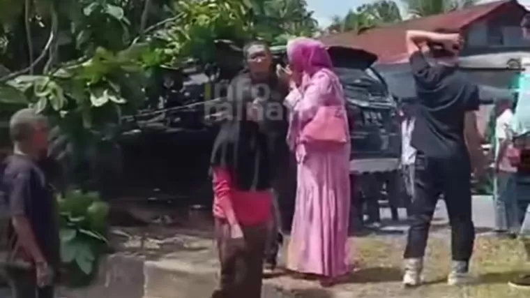 Mobil yang Ditumpangi Mantan Wali Kota Padang Hendri Septa dan Istri Alami Kecelakaan