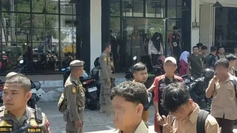 Petugas Satpol PP Padang amankan pelajar yang nongkrong di kafe pada siang hari. (Foto: Istimewa)