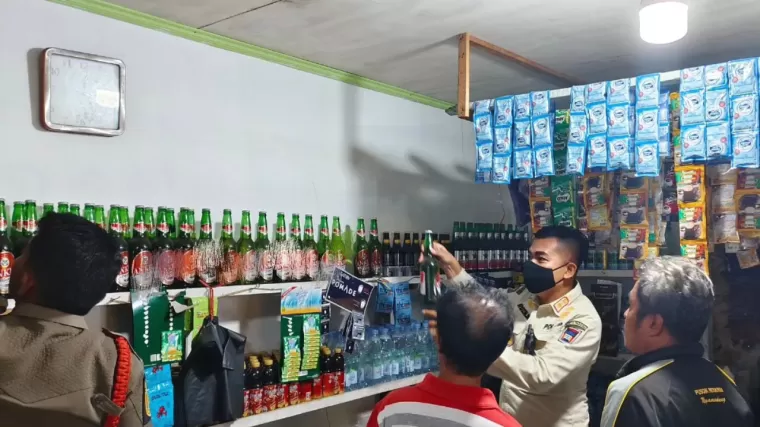 Operasi Malam, Satpol PP Padang Sita Puluhan Botol Minuman Beralkohol Tanpa Izin