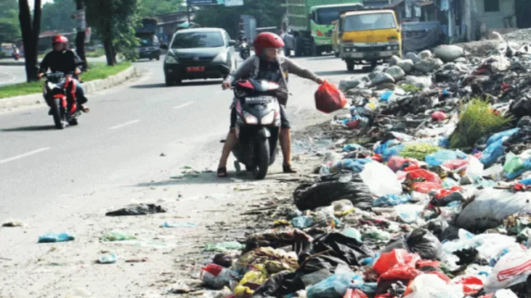 Ilustrasi buang sampah sembarangan.