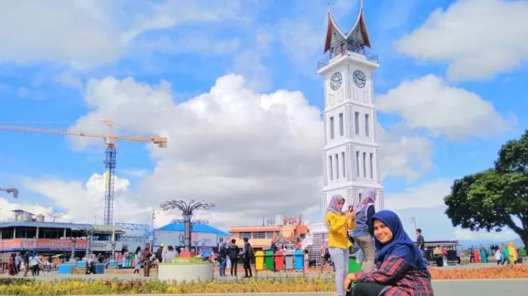 Wisatawan berfoto di Jam Gadang Bukittinggi, Sumatera Barat. (Foto: Istimewa)