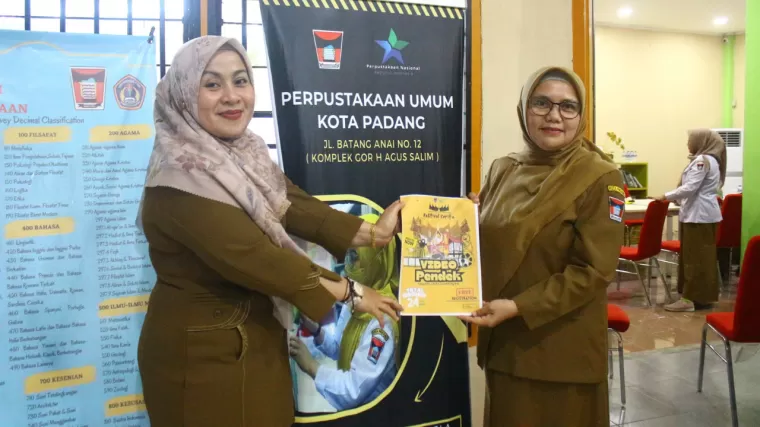 Perpustakaan keliling Padang gunakan boneka Muppet untuk tingkatkan literasi. (Foto: Diskominfo Padang)