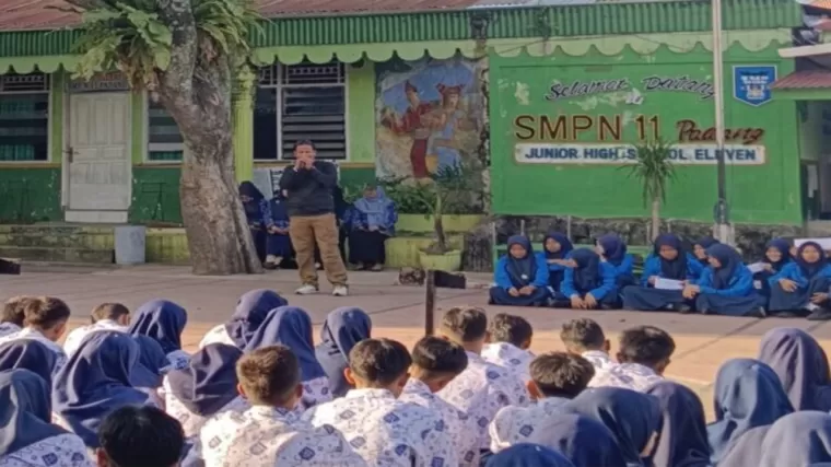 Polresta Padang Edukasi Siswa SMPN 11 Tentang Bahaya Tawuran