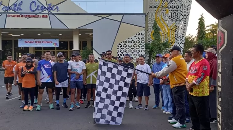 Pj Wali Kota Padang, Andree Algamar melepas ratusan peserta Padang Trail Running di depan Gedung Youth Center. (Foto: Diskominfo)