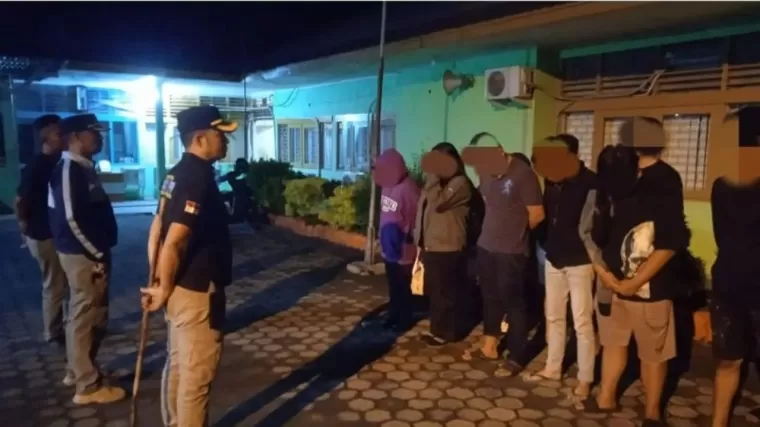 Razia Pol PP Padang Temukan Minuman Beralkohol, Tujuh Remaja Ditangkap