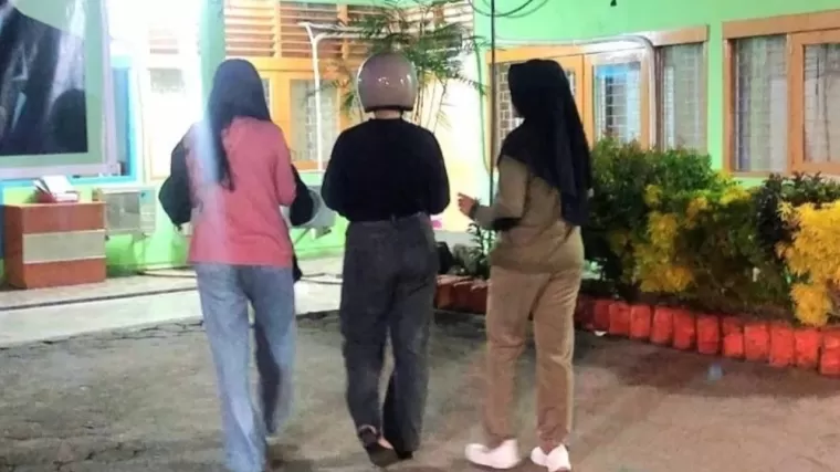 Satpol PP Padang Amankan Dua Perempuan Tanpa Identitas di Tengah Malam