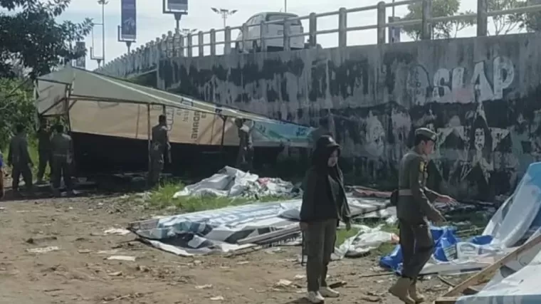 Satpol PP  Bongkar 4 Lapak PKL dan 1 Bangunan Liar di Pantai Padang