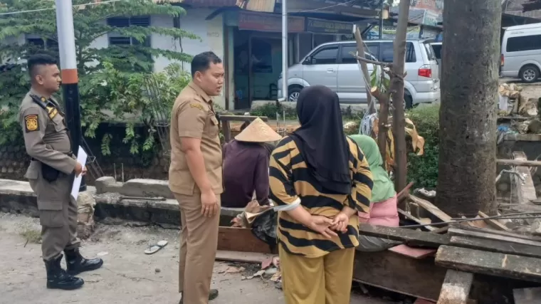 Satpol PP Padang Tegur dan Bongkar Bangunan Liar di Ulak Karang