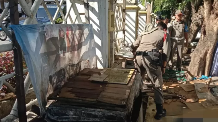 Satpol PP Tertibkan 24 Bangunan Liar di Jalan Aur Padang