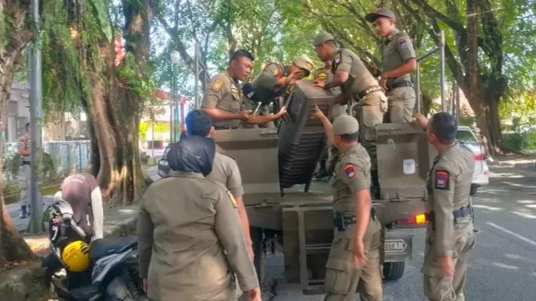 Satpol PP Tertibkan PKL Bandel Dibeberapa Titik di Kota Padang