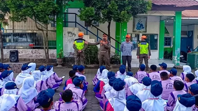 Satpol PP dan Satlinmas di SMPN 31 Padang. (Foto: Istimewa)