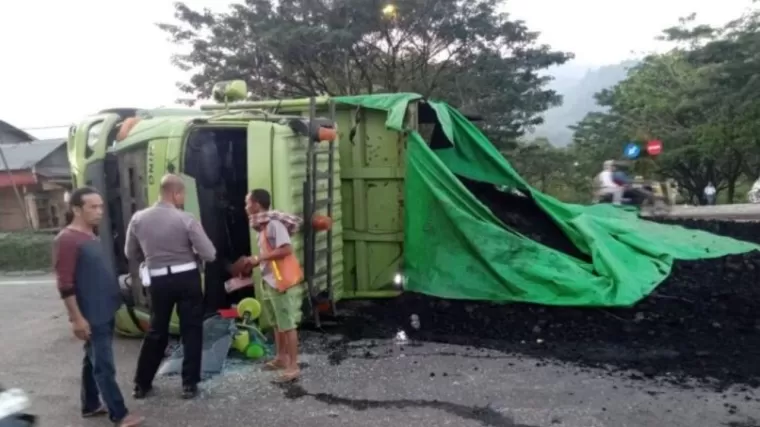 Truk Muatan Batu Bara Kecelakaan di Lubuk Kilangan, Tidak Ada Korban Jiwa