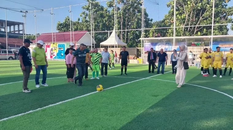 Audy Joinaldy Wakil Gubernur Sumatera Barat lakukan tendangan pertama menandakan Turnamen Mini Soccer Piala Uda Audy I 2024 resmi bergulir. (Foto: Halonusa.id)