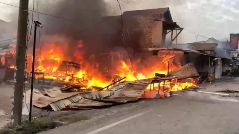 Warung Makan di Indarung Terbakar, Damkar Padang Kerahkan 7 Unit Armada