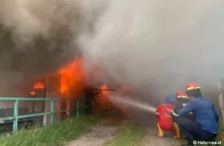 Petugas Damkar Padang berjibaku memadamkan api di Gudang Olympic. (Foto: Istimewa)