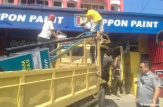 Pembongkaran reklame menunggak pajak di Kota Padang. (Foto: Istimewa)