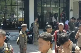 Petugas Satpol PP Padang amankan pelajar yang nongkrong di kafe pada siang hari. (Foto: Istimewa)