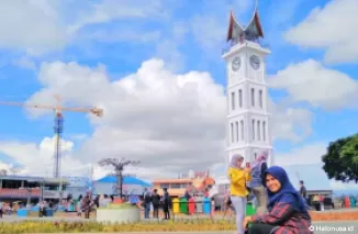 Wisatawan berfoto di Jam Gadang Bukittinggi, Sumatera Barat. (Foto: Istimewa)