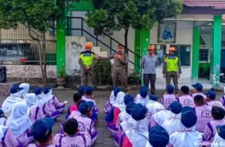 Satpol PP dan Satlinmas di SMPN 31 Padang. (Foto: Istimewa)