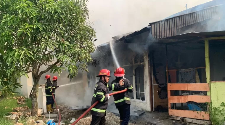 Tim Pemadam Kebakaran Kota Padang memadamkan api