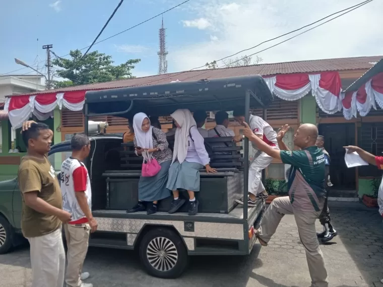 Satpol PP Padang mengamankan 2 siswi di Padang yang bolos sekolah