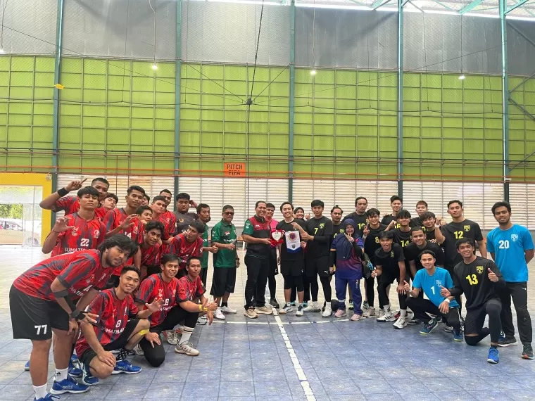 Sekum ABTI Sumbar, Septri dan Tim bola tangan Sumbar berfoto bersama di ajang Internasional Handball Friendly Match 2024 yang digelar di Futsal Hub Kota Damansara Selangor Malaysia. (Foto: Humas ABTI Sumbar)