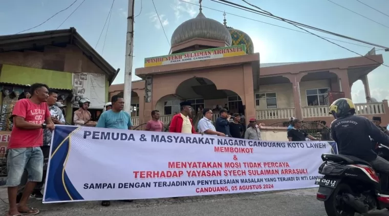 Warga Canduang Koto Laweh bentang spanduk boikot Yayasan MTI. (Foto: Padang Viva)