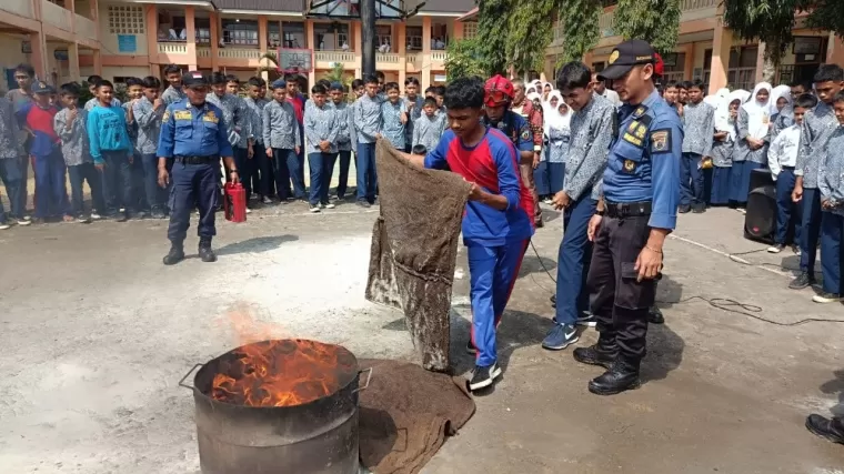 Cegah Kebakaran, Satpol PP Damkar Padang Panjang Adakan Simulasi di Sekolah