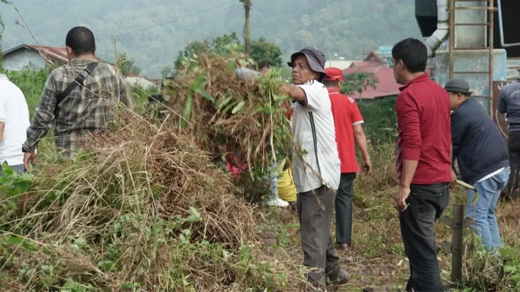 Jajaran Pemko Padang Panjang Gelar Gotong Royong Sambut Galanggang Arang di Stasiun Kereta Api