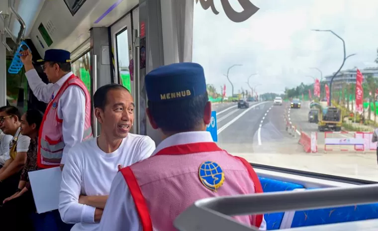 Presiden Indonesia Joko Widodo saat mencoba ART di IKN pada 13 Agustus 2024 (foto: Muchlis Jr/Kantor Pers Kepresidenan/Handout via Xinhua)