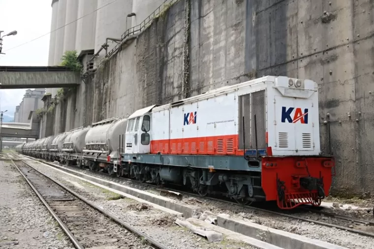 Kereta barang KAI melintas dengan deretan gerbong panjang. (Foto: Istimewa)