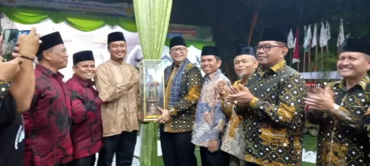 Camat Koto Tangah menerima Piala Juara MTQ ke-41