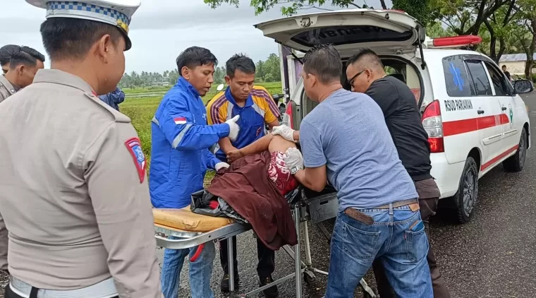 Personel Satlantas Polres Pariaman Kota mengevakuasi korban kecelakaan mobil yang dihantam Kereta Api (Foto: Satlantas Polres Pariaman Kota)