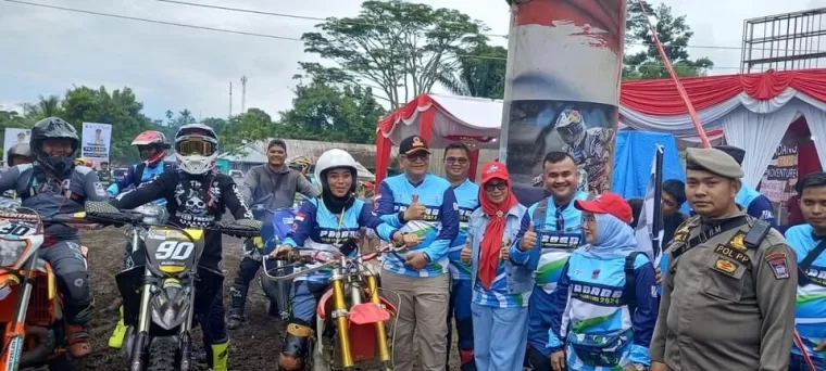 Pj Wali Kota Padang berfoto dengan peserta Padang Trail Adventure