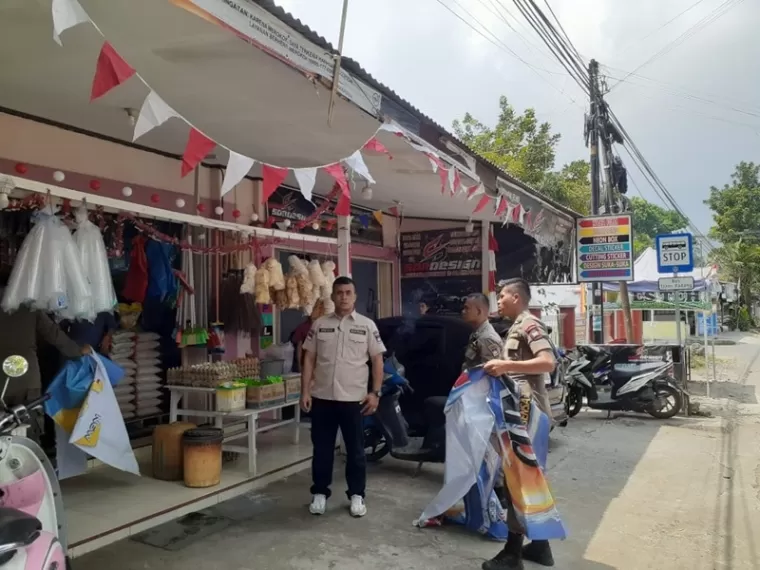 Penertiban reklame tak berizin oleh Bapenda Kota Padang, Kamis (15/8/2024). [Foto: Istimewa]