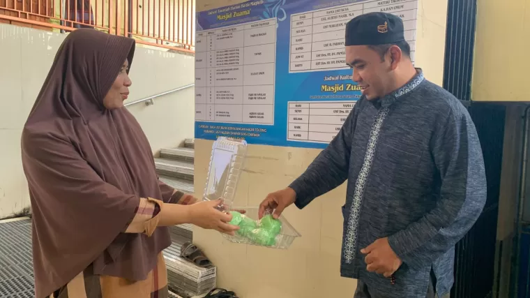 Peduli Sesama, Masjid Zu'ama Padang Panjang Beri Makanan Gratis Setiap Jumat