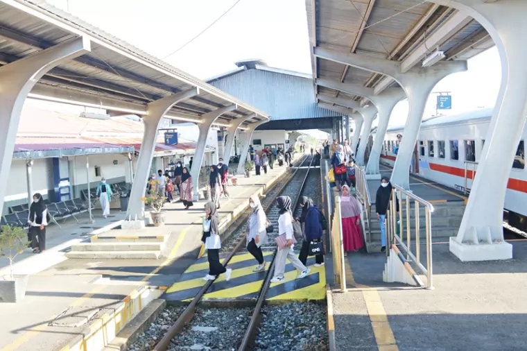 Suasana ramai di salah satu Stasiun Kereta Api di Sumbar. (Foto: Istimewa)