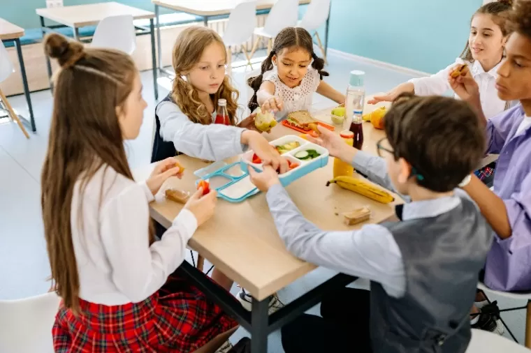 Ilustrasi anak sekolah makan siang (foto: Pexels/Yan Krukau)