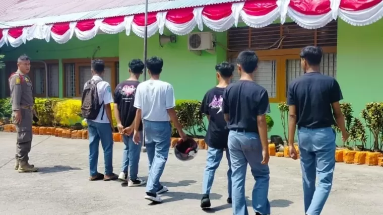 Satpol PP Padang Tangkap Enam Pelajar yang Keluyuran di Simpang Gadut